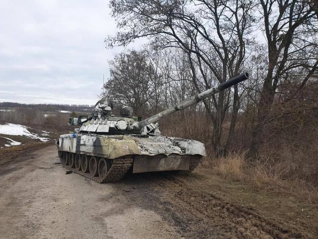 Танк РФ покинутий на узбіччі дороги