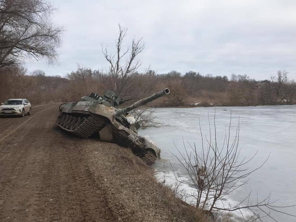 Бойові машини РФ без палива залишені на узбіччах доріг в Україні