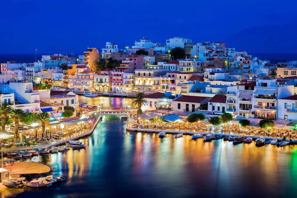На о. Крит (Греция) жилые дома и апартаменты на самом берегу.