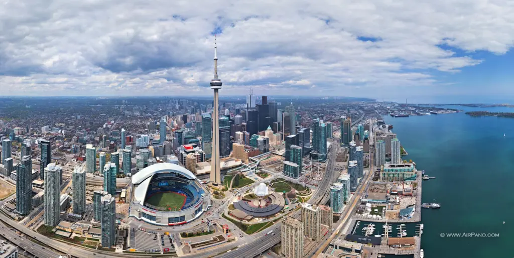 В Торонто (Канада) капитальные строения на кромке воды.