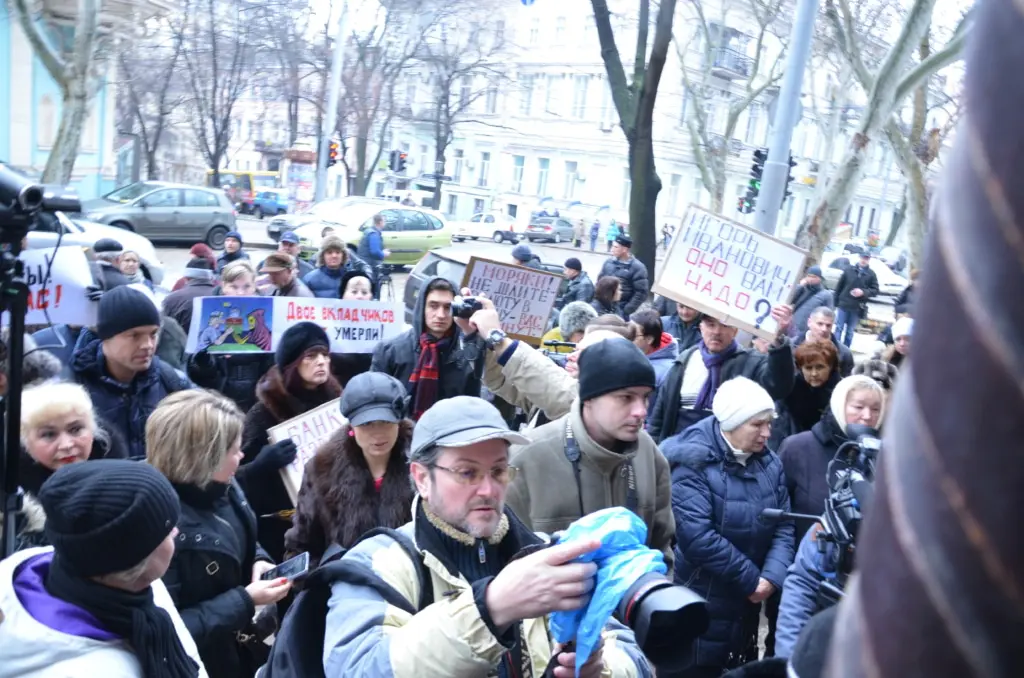 Семьи моряков собрались у банка требовать возврата вкладов.