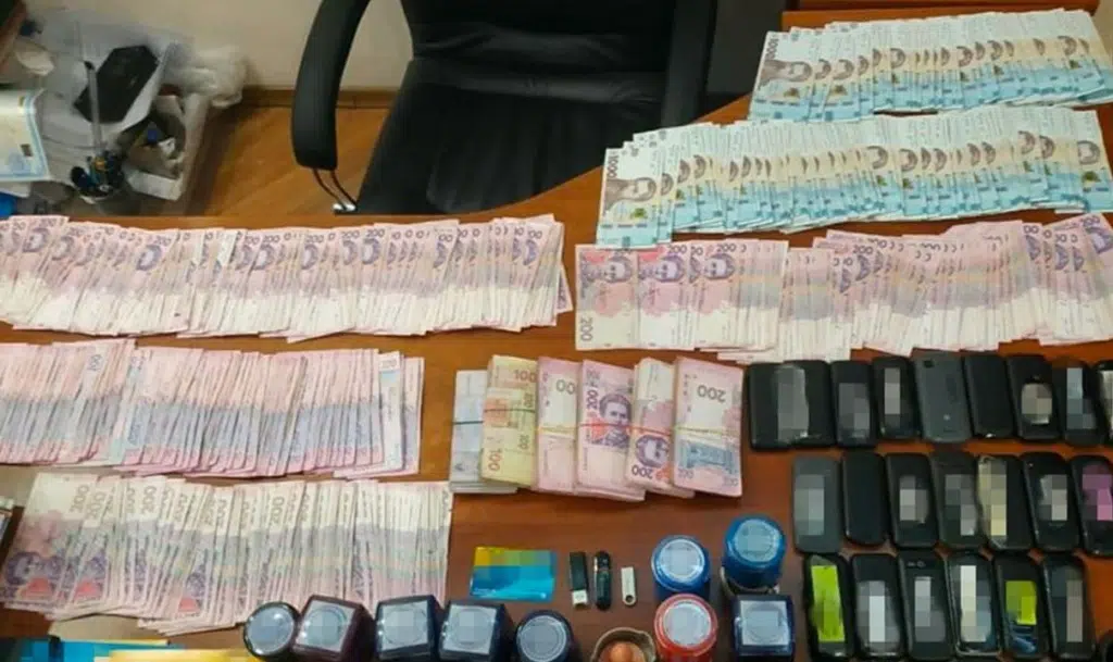 Получение неправомерной выгоды (взятки)